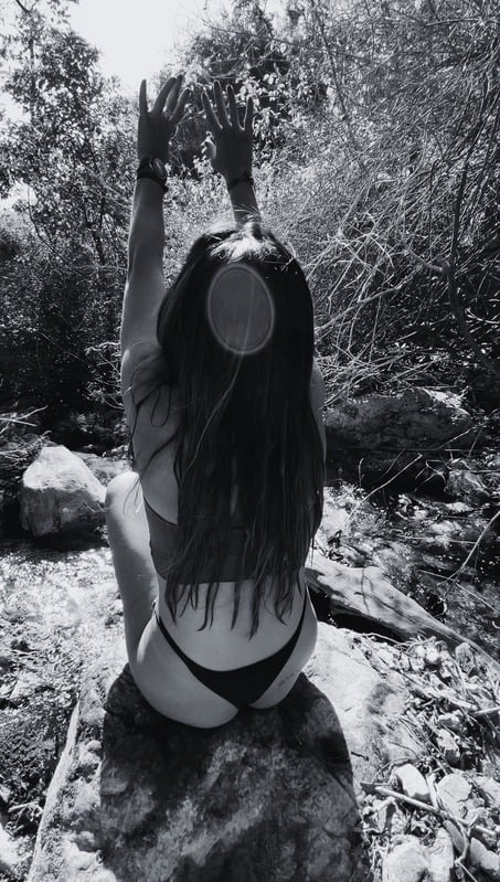 Mujer meditando en la naturaleza